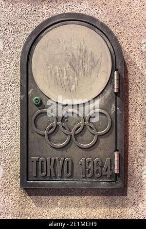 tokio, japan - november 02 2020: Nahaufnahme des gusseisernen Tores, das den Schalter der olympischen Brücke namens Gorinbashi beherbergt, der für den Sommer 1964 geschaffen wurde Stockfoto