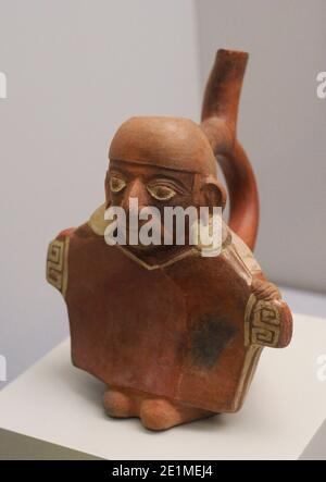 Gefäß, das eine Person in einem Hemd darstellt. Keramik. Moche-Kultur (100 v. Chr.-700 n. Chr.). Peru. Museum of the Americas. Madrid, Spanien. Stockfoto