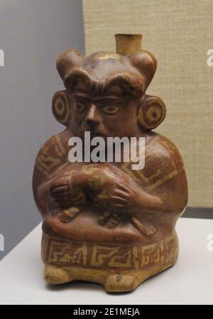 Gefäß, das eine Person in einem Hemd darstellt. Keramik. Moche-Kultur (100 v. Chr.-700 n. Chr.). Peru. Museum of the Americas. Madrid, Spanien. Stockfoto