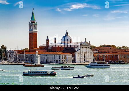 VENEDIG, ITALIEN - OKTOBER 2017: Malerischer Blick auf die Abtei San Giorgio Maggiore Isola di S. Giorgio Maggiore. Venedig, Italien Stockfoto