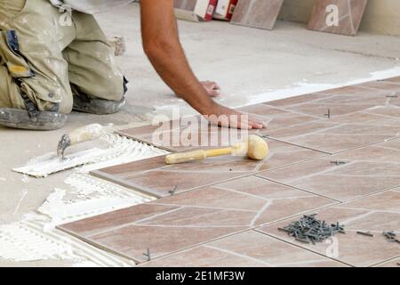 Fliesenarbeiter während seiner Arbeit Stockfoto