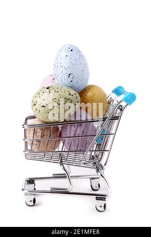 Dekorierte Eier in einem Einkaufswagen Stockfoto