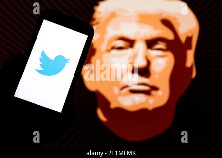 In diesem Foto Illustration App Firmenlogo auf einem Smartphone angezeigt gesehen. Das Gesicht von Donald Trump ist im Hintergrund zu sehen. Stockfoto