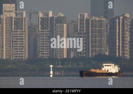 Sandkahn bei Flut entlang des Shenzhen River und Shenzhen Tower Blocks, vom Mai Po Nature Reserve, Hongkong, China 13.. August 2015 Stockfoto