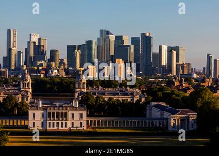 England, London, Greenwich, Blick auf das Queens House und die Docklands Skyline vom Greenwich Park Stockfoto