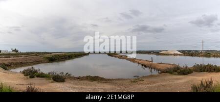 Blick auf die salinen und salinen der Isla Cristina In Andalusien mit einem Berg von Bio-Meersalz bereit Für den Versand Stockfoto