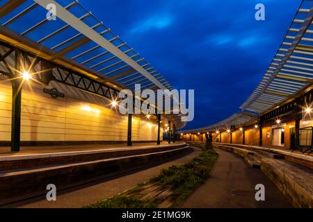 England, Kent, Folkestone, The Dis-used Folkestone Harbour Bahnhof bei Nacht Stockfoto