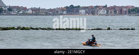 Ein Jet-Skifahrer schwimmt direkt vor Colwyn Bay mit Blick auf Rhos-on-Sea dahinter. Stockfoto