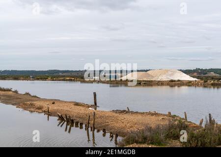 Blick auf die salinen und salinen der Isla Cristina In Andalusien mit einem Berg von Bio-Meersalz bereit Für den Versand Stockfoto