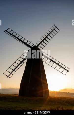 England, West Sussex, Brighton, Rottingdean, Silhouette der Rottingdean Windmühle am Beacon Hill in Dawn Stockfoto