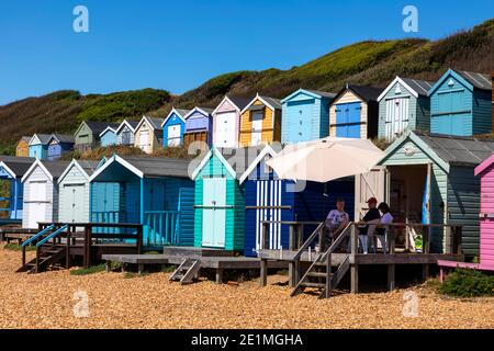 England, Hampshire, New Forest, Milton on Sea, Bunte Strandhütten Stockfoto