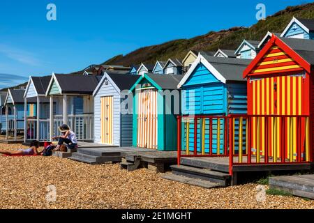 England, Hampshire, New Forest, Milton on Sea, Bunte Strandhütten Stockfoto