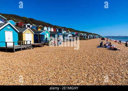 England, Hampshire, New Forest, Milton on Sea, Bunte Strandhütten Stockfoto