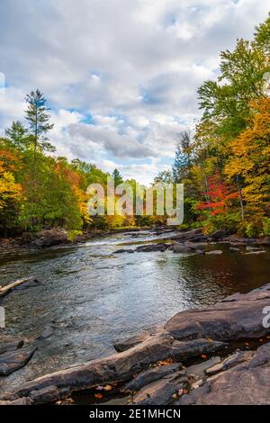 Oxtongue Rapids Provincial Park Muskoka Highlands Dwight Ontario Kanada in Herbst Stockfoto