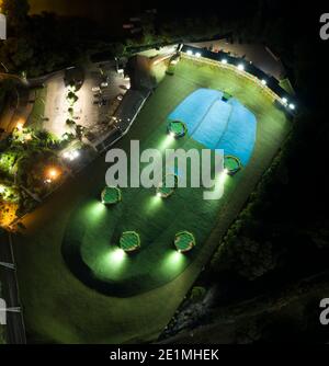 Flutlicht für Golf Driving Range bei Nacht Stockfoto