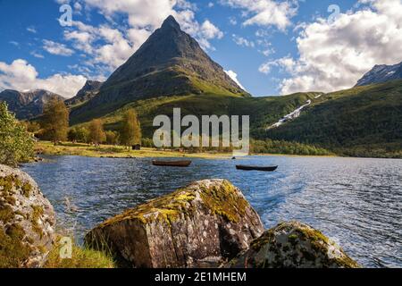 Innerdalen Nationalpark in Norwegen. Sommerlandschaft mit Innerdalsvatna See und dem Gipfel des Innerdalstarnet Stockfoto