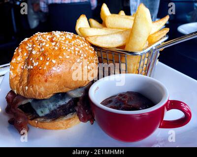 Cheeseburger Speck Käse Chips und Tomatensauce. Stockfoto