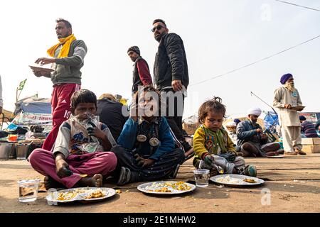 Kinder essen während des Protestes an der grenze zu delhi haryana. Stockfoto
