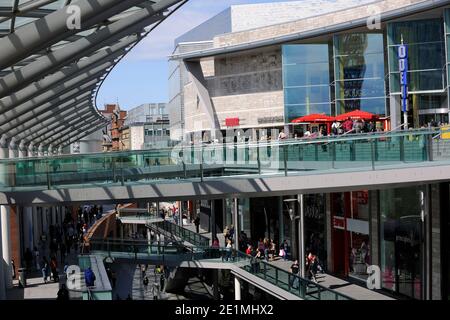 Liverpool ONE ist ein Einkaufs-, Wohn- und Freizeitkomplex in Liverpool, England, im Besitz der Grosvenor Group. Mit Debenhams & John Lewis Geschäften. Stockfoto