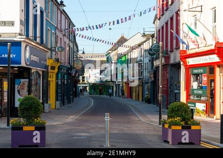 Einkaufsstraße in Killarney, Irland. Die Plunkett Street in Killarney County Kerry Irland ist seit Oktober 2020 recht leer und menschenleer Stockfoto