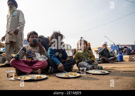 Kinder essen während des Protestes an der grenze zu delhi haryana. Stockfoto