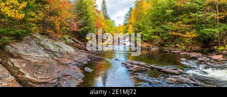 Oxtongue Rapids Provincial Park Muskoka Highlands Dwight Ontario Kanada in Herbst Stockfoto