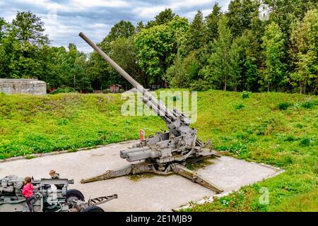 130 mm Luftabwehrpistole auf der Demidov-Batterie. Kronshtadt, Sankt Petersburg, Russland. Stockfoto