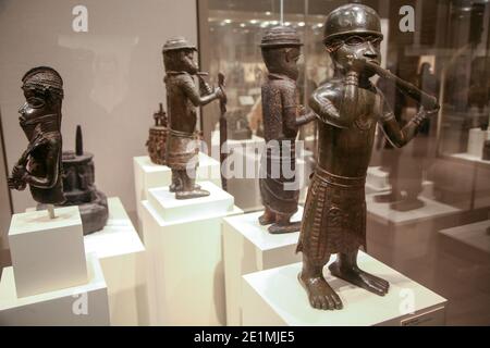 Benin-Bronzen stammen aus Westafrika und wurden während der Ausstellung im British Museum, London, England, ausgestellt Stockfoto