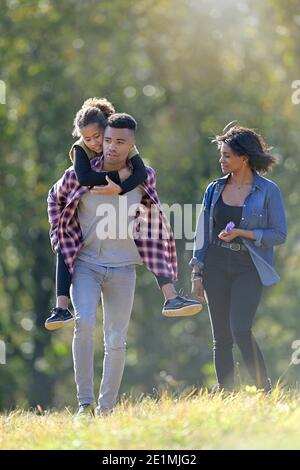 afroamerikanische Familie genießt sonnigen Herbsttag Stockfoto