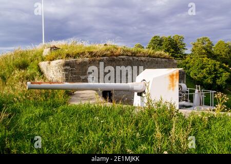 Kronshtadt, Sankt Petersburg, Russland - 5. September 2020: B-13 Kanone auf der Demidov-Batterie. Stockfoto