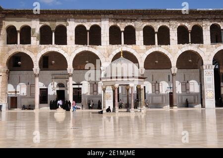 Die Umayyad Moschee ist eine der ältesten Moscheen der Welt. Während es eine christliche Basilika war, wurde es 635 in eine Moschee umgewandelt. Damaskus, Syrien. Stockfoto