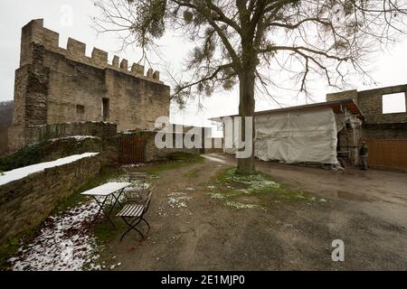 Kamp Bornhofen, Deutschland. Januar 2021. Bei Ausgrabungen auf Schloss Sterrenberg wurde die wohl älteste Burgkapelle am Mittelrhein (unter dem Zeltdach mitten im Schlosshof) gefunden. Sichtbare Gips und Fliesen weisen darauf hin, dass die Kapelle aus dem 14. Jahrhundert stammt. (To dpa: Experten: Wohl älteste Burgkapelle am Mittelrhein entdeckt). Quelle: Thomas Frey/dpa/Alamy Live News Stockfoto