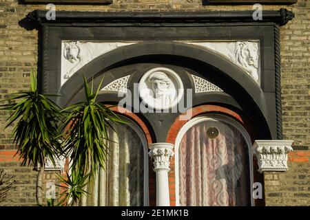 Ein dekoratives Gesicht auf einem Gebäude an der Randolph Avenue in Maida Vale, London. Fototermin: Mittwoch, 6. Januar 2021. Foto: Roger Garfield/Ala Stockfoto