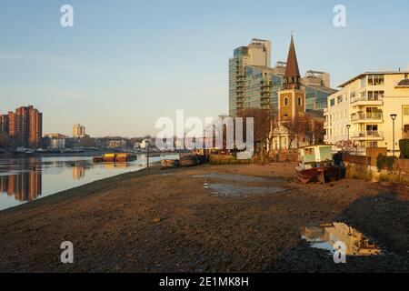 Blick auf die Themse mit der St. MaryÕs Kirche von Battersea auf der rechten Seite. Fototermin: Donnerstag, 7. Januar 2021. Foto: Roger Garfield/Alamy Stockfoto