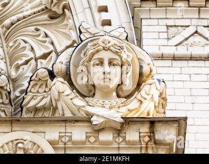 Engelsgesicht. Dekoratives Steindetail an der Fassade der Navy Cathedral of St. Nicholas in Kronstadt, St. Petersburg, Russland Stockfoto