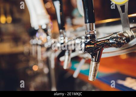 Der Barcounter mit Flaschen und Apparaten zum Abfüllen von Bier. Vorrichtung zum Abfüllen von Bier an der Bar. Pub Stockfoto