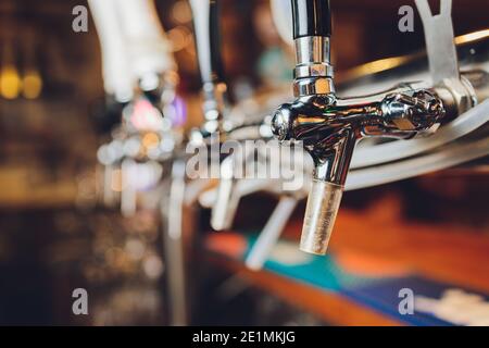 Der Barcounter mit Flaschen und Apparaten zum Abfüllen von Bier. Vorrichtung zum Abfüllen von Bier an der Bar. Pub Stockfoto