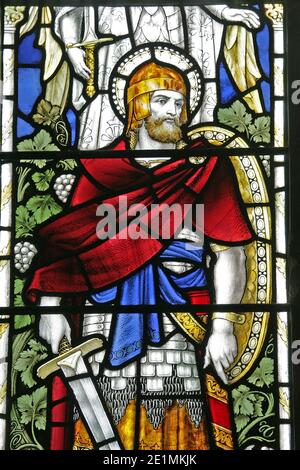 Ein Buntglasfenster von J Powell & Sons of Whitefriars London, das Joshua als Warrior, All Saints Church, Warham, Norfolk darstellt Stockfoto