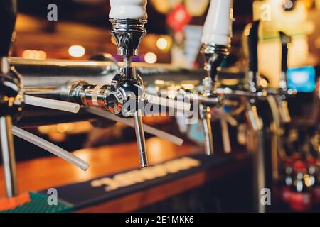 Der Barcounter mit Flaschen und Apparaten zum Abfüllen von Bier. Vorrichtung zum Abfüllen von Bier an der Bar. Pub Stockfoto