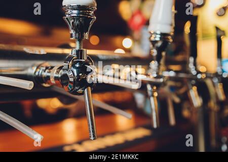 Der Barcounter mit Flaschen und Apparaten zum Abfüllen von Bier. Vorrichtung zum Abfüllen von Bier an der Bar. Pub Stockfoto