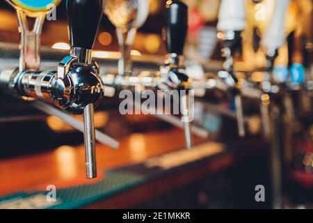 Der Barcounter mit Flaschen und Apparaten zum Abfüllen von Bier. Vorrichtung zum Abfüllen von Bier an der Bar. Pub Stockfoto