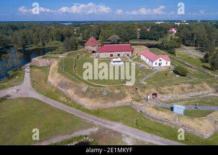 Alte Festung 'Korela' an einem sonnigen Juni-Tag (von einer Drohne erschossen). Leningrad, Russland Stockfoto