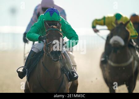 Rose von Aghaboe von Jockey Tabitha Worsley gewinnt das Sky Sports Racing auf Sky 415 'Jumpers' Bumper' NH Flat Race auf der Taunton Racecourse. Stockfoto