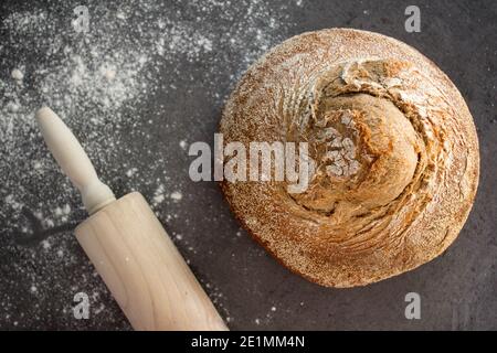 Handwerkliches Brot auf grauem Hintergrund mit Kopierplatz. Hausgemachte Sauerteig Brot Rezepte. Gesunde Ernährung Konzept. Stockfoto