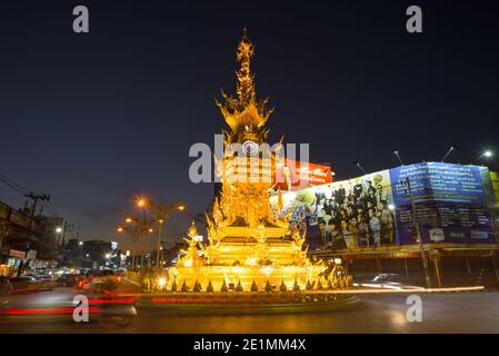 CHIANG RAY, THAILAND - 18. DEZEMBER 2018: Uhrenturm im nächtlichen Stadtbild Stockfoto