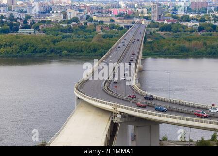 NISCHNI NOWGOROD, RUSSLAND - 29. AUGUST 2020: Metrobrücke im Stadtbild an einem Augusttag Stockfoto