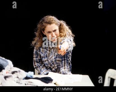 Alex Kingston (Emma) im FLUCH DER HUNGERNDEN KLASSE von Sam Shepard bei der Royal Shakespeare Company (RSC), The Pit, Barbican Centre, London EC2 11/09/1991 Design: Kenny Miller Beleuchtung: Nick Chelton Regie: Robin Lefevre Stockfoto