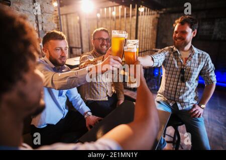 Freunde sitzen im Pub, trinken Bier und haben eine gute Zeit. Stockfoto