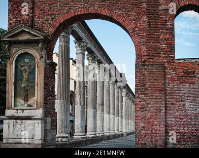 Säulen von San Lorenzo (Colonne di San Lorenzo), antike römische Ruinen vor der Basilika von San Lorenzo im Zentrum von Mailand, Italien Stockfoto