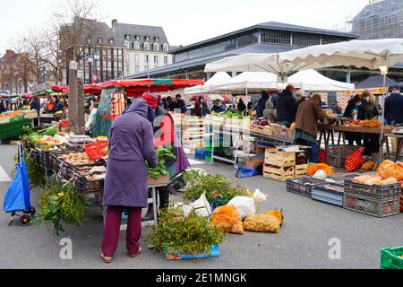 RENNES, Frankreich-28 Dez 2019 - im Jahre 1622 gegründet, ist die Marche des Lices, einen wöchentlichen Bauernmarkt in der Bretagne Hauptstadt, ist der drittgrößte Markt in Fr Stockfoto